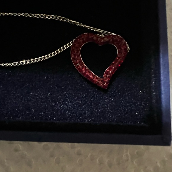 Swarovski brand beautiful red heart silver necklace - Picture 4 of 10